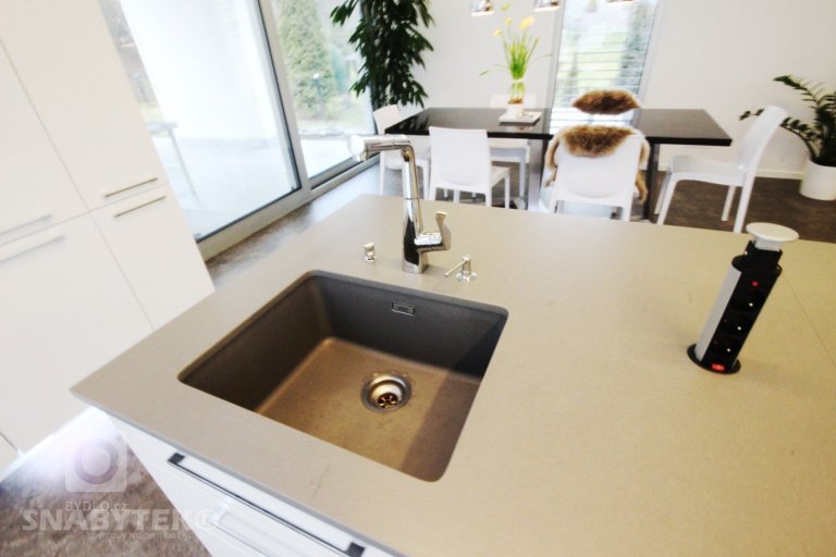 add picture to album