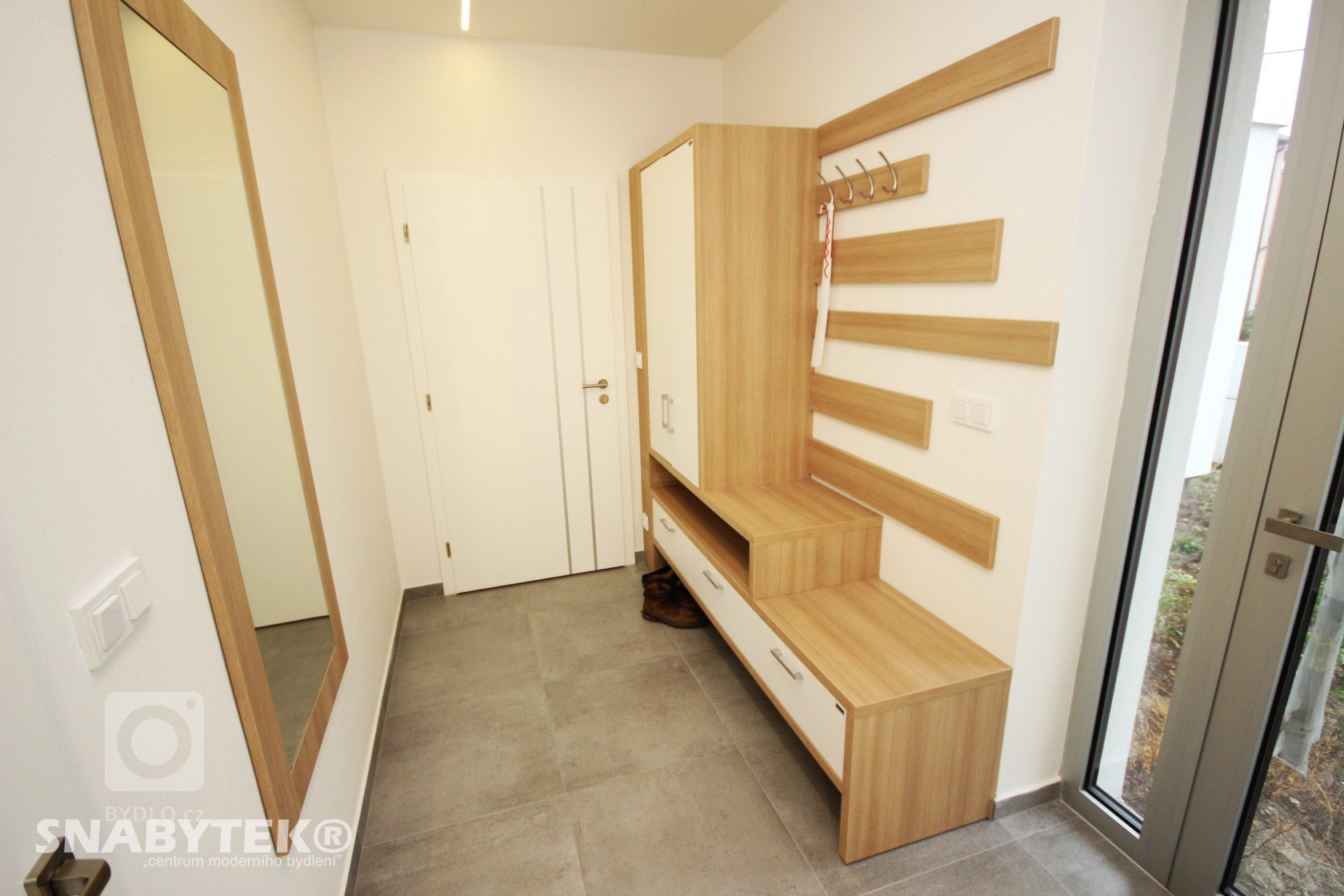 Kompletnní vybavavení rodinného domu. Vinylové podlahy, kuchyně v bílém lak lesku s kamenou deskou Technistone a granitovým dřezem se spodní montáží.…