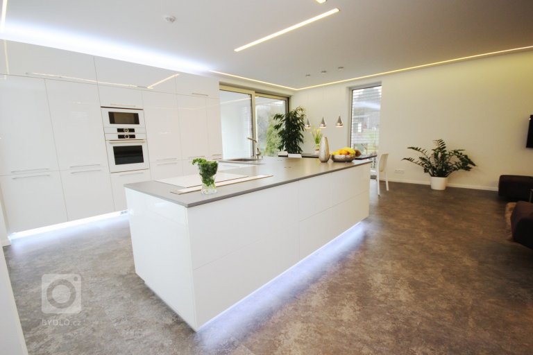 add picture to album