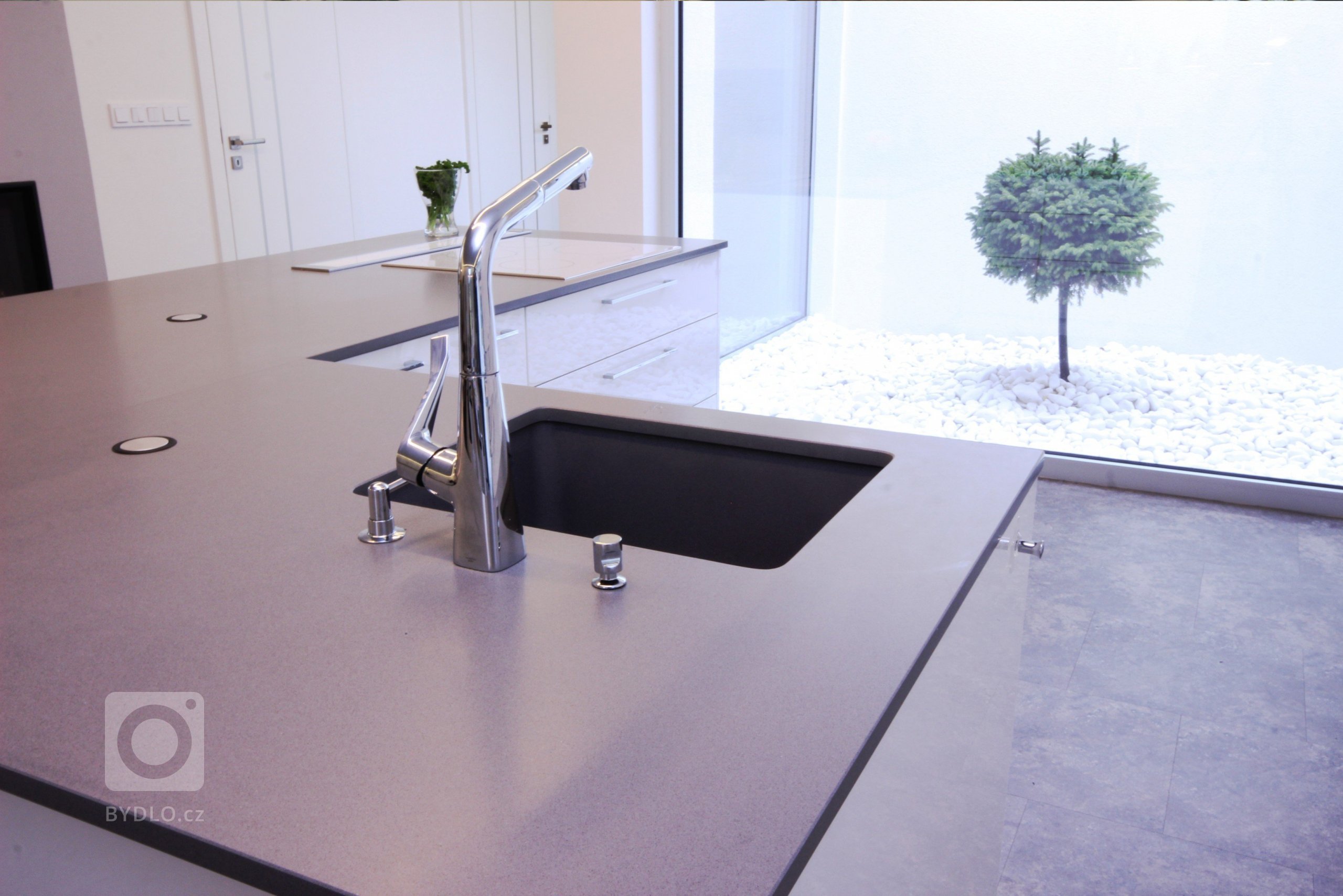 Kompletnní vybavavení rodinného domu. Vinylové podlahy, kuchyně v bílém lak lesku s kamenou deskou Technistone a granitovým dřezem se spodní montáží.…