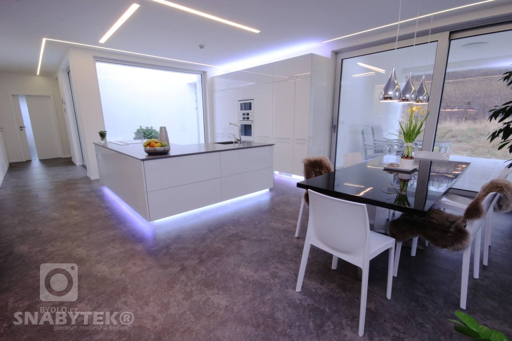 Kompletnní vybavavení rodinného domu. Vinylové podlahy, kuchyně v bílém lak lesku s kamenou deskou Technistone a granitovým dřezem se spodní montáží.…