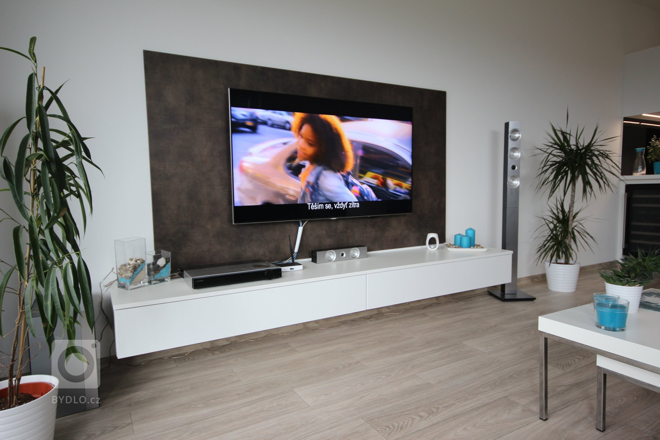 Moderní vzhled definovaný našimi designéry. Maja bronz a bílá lesk... ve velmi kvalitním rozvržení.&nbsp;
