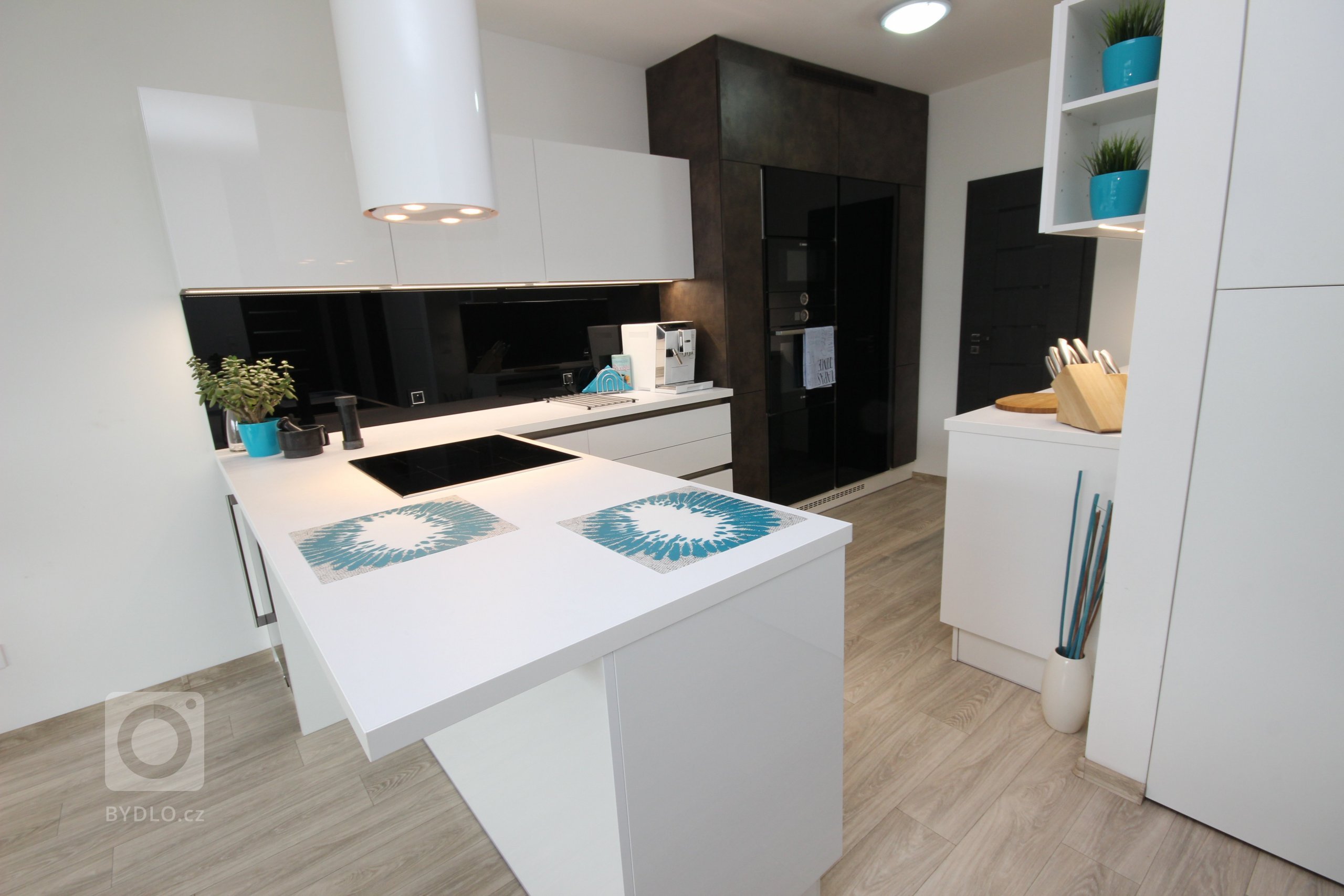 Moderní vzhled definovaný našimi designéry. Maja bronz a bílá lesk... ve velmi kvalitním rozvržení.&nbsp;
