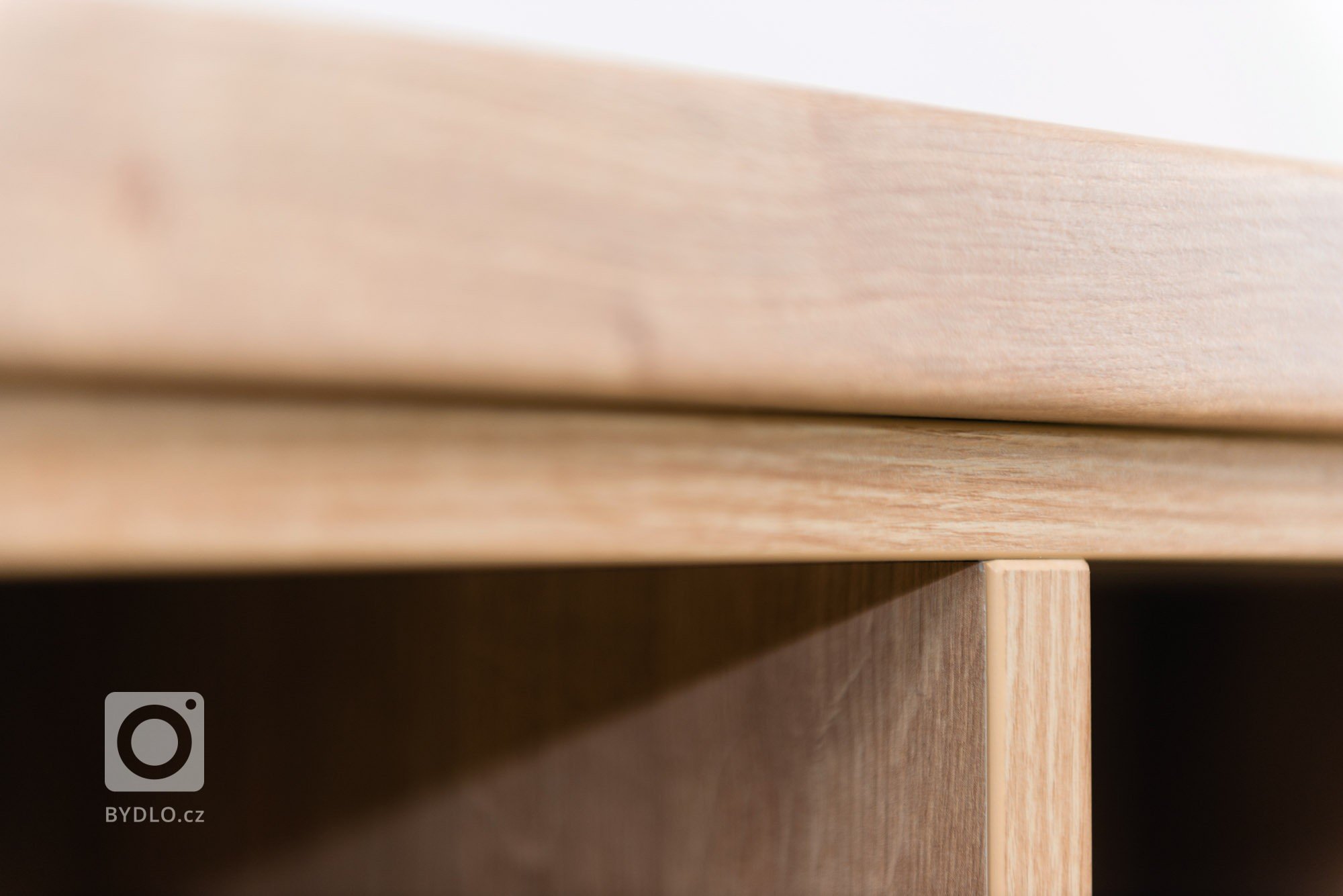 Moderná a zároveň funkčná kuchynská linka, ktorá plynulo prechádza do obývacej zostavy pozdĺž celého interiéru.
