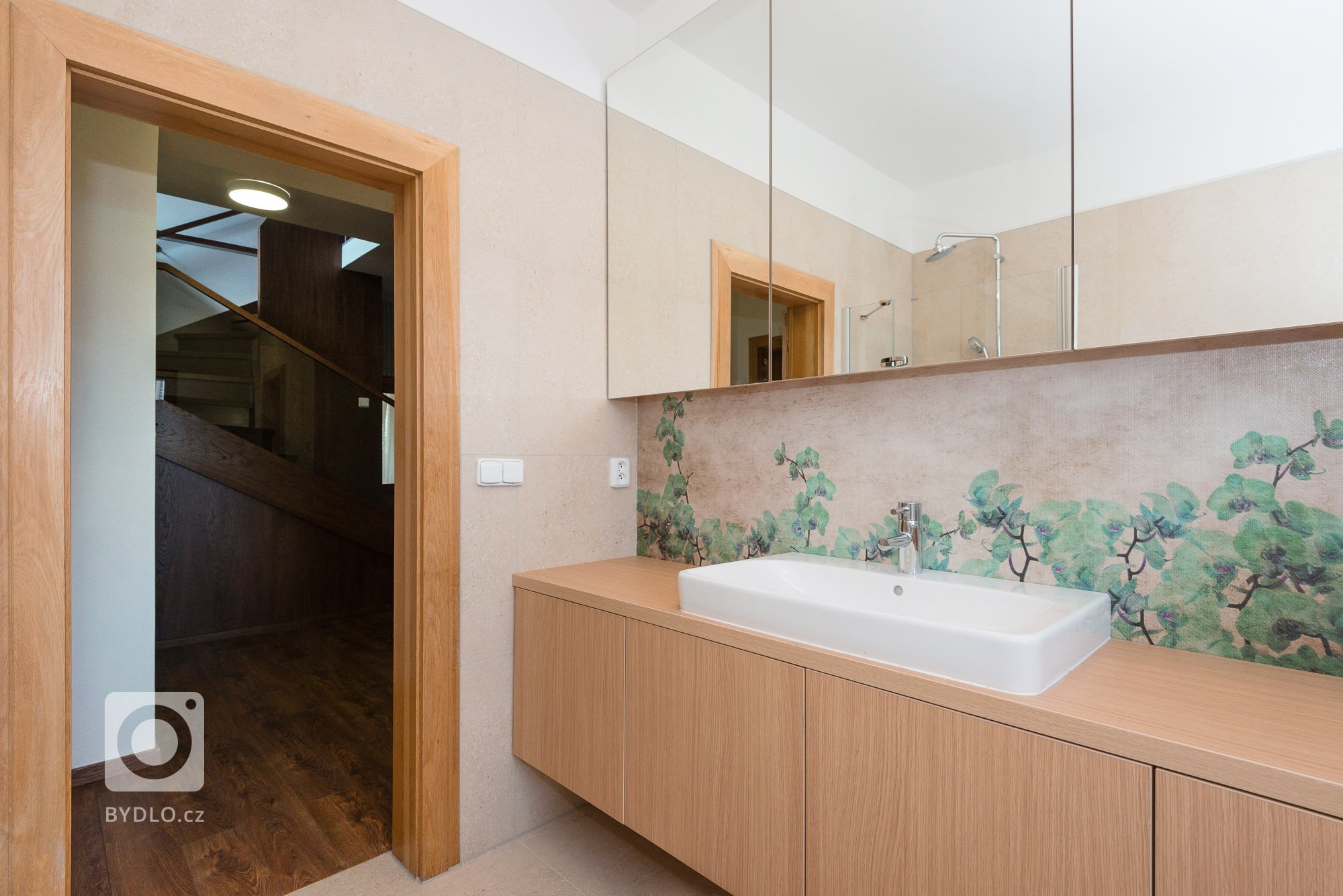 Rekonštrukcia rodinného domu s&nbsp;kompletne novým interiérom. Krásne schodisko tvoriace srdce domu vyrobeného z&nbsp;dubového masívu a&nbsp;dýhy slúžiacim aj…