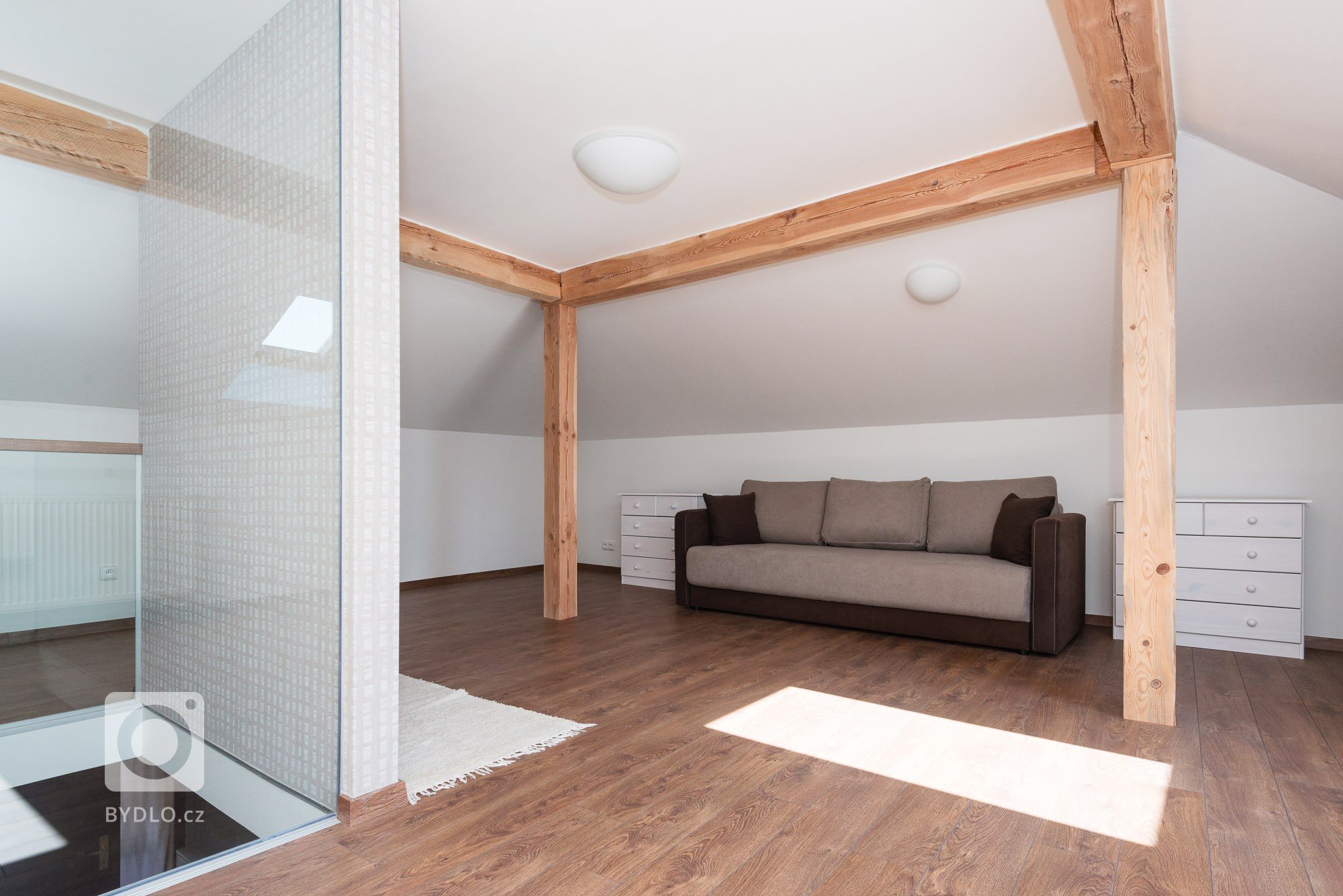 Rekonštrukcia rodinného domu s&nbsp;kompletne novým interiérom. Krásne schodisko tvoriace srdce domu vyrobeného z&nbsp;dubového masívu a&nbsp;dýhy slúžiacim aj…