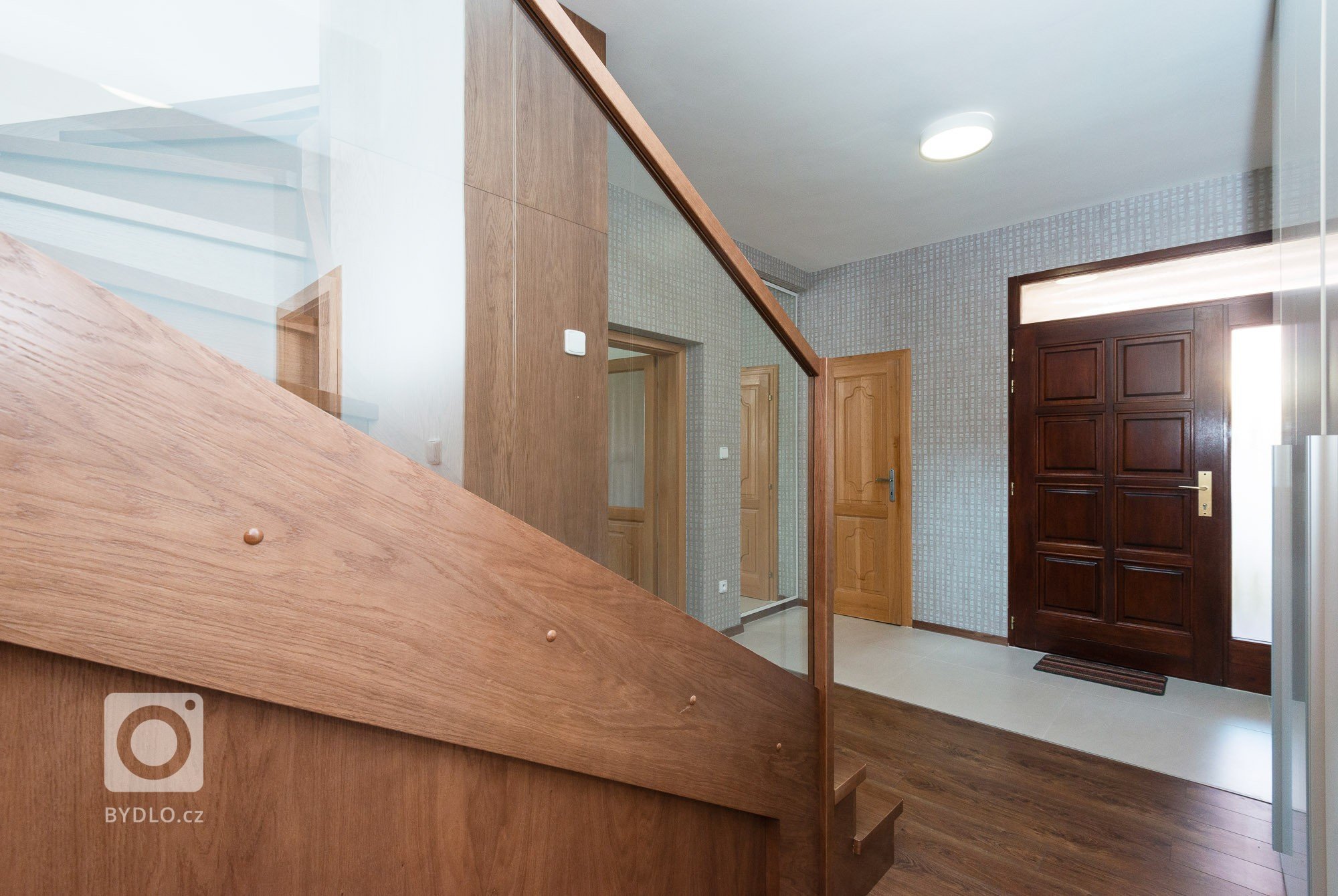 Rekonštrukcia rodinného domu s&nbsp;kompletne novým interiérom. Krásne schodisko tvoriace srdce domu vyrobeného z&nbsp;dubového masívu a&nbsp;dýhy slúžiacim aj…