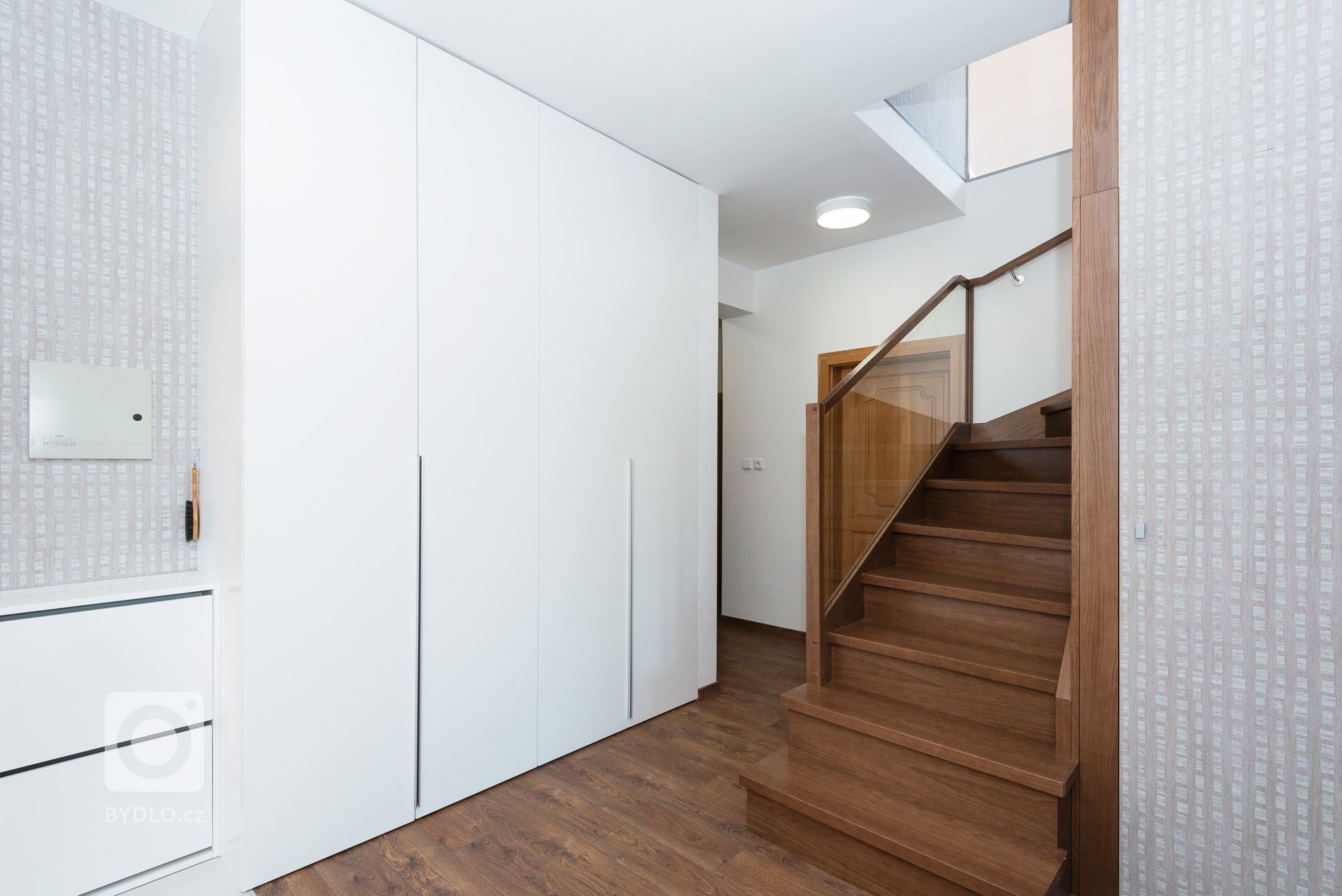 Rekonštrukcia rodinného domu s&nbsp;kompletne novým interiérom. Krásne schodisko tvoriace srdce domu vyrobeného z&nbsp;dubového masívu a&nbsp;dýhy slúžiacim aj…