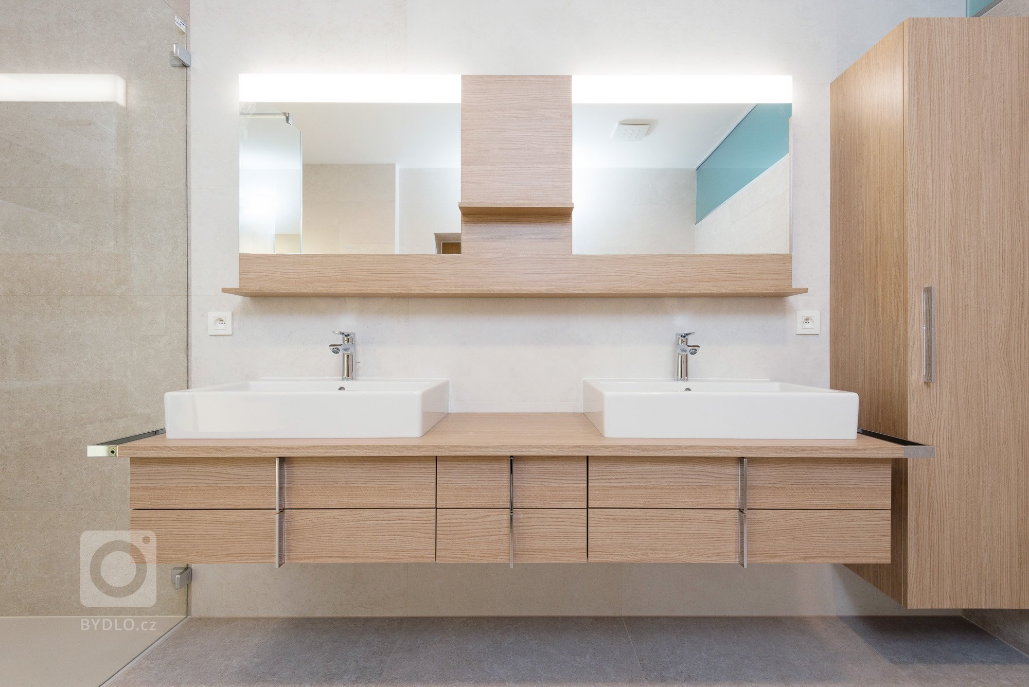 Elegantný a moderný interiér rodinného domu realizovaný pomocou prírodných materiálov v kombinácii s umelým kameňom a lamino povrchom.
