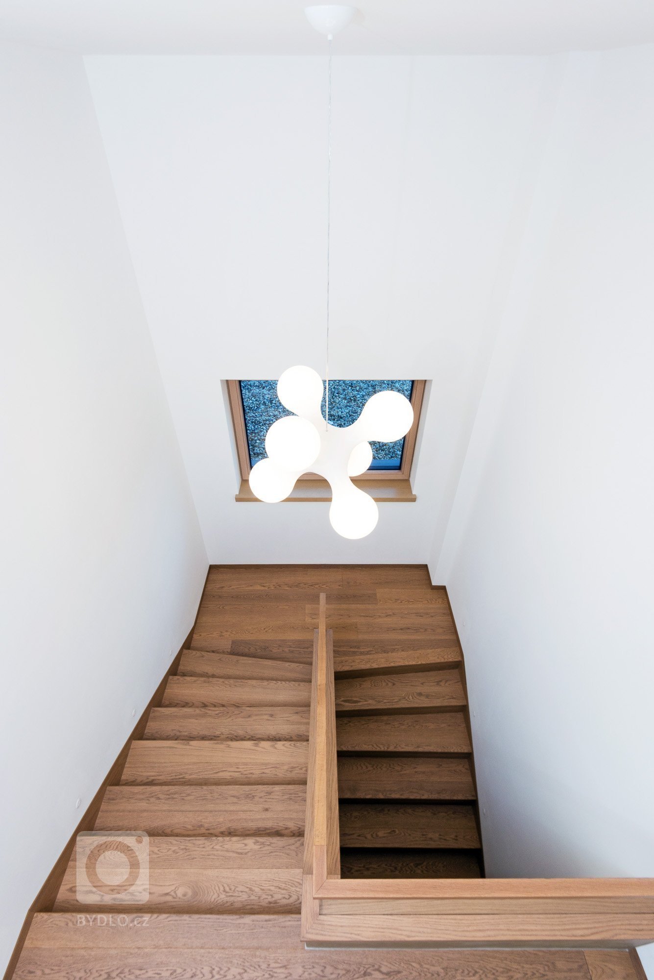 Elegantný a moderný interiér rodinného domu realizovaný pomocou prírodných materiálov v kombinácii s umelým kameňom a lamino povrchom.
