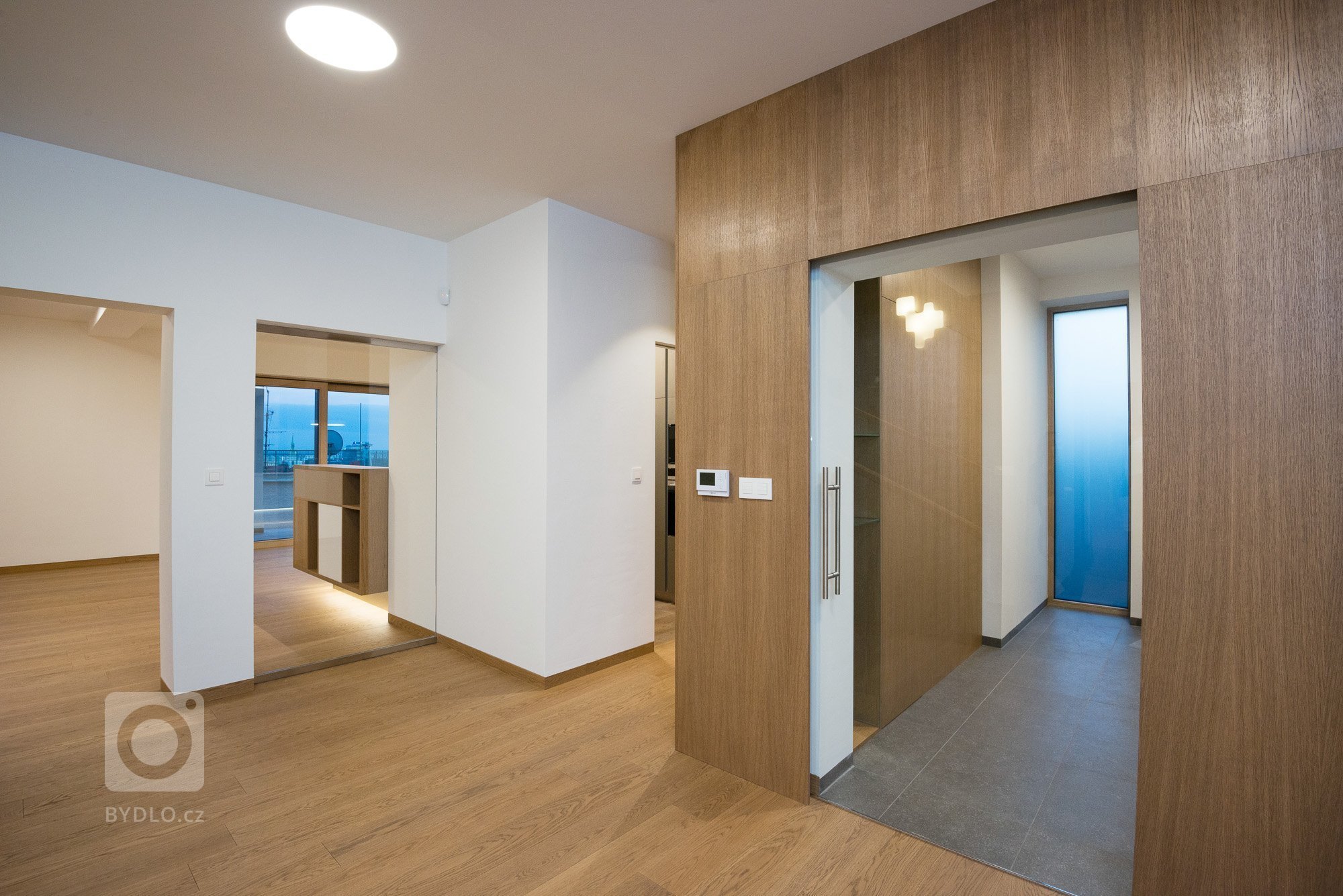 Elegantný a moderný interiér rodinného domu realizovaný pomocou prírodných materiálov v kombinácii s umelým kameňom a lamino povrchom.
