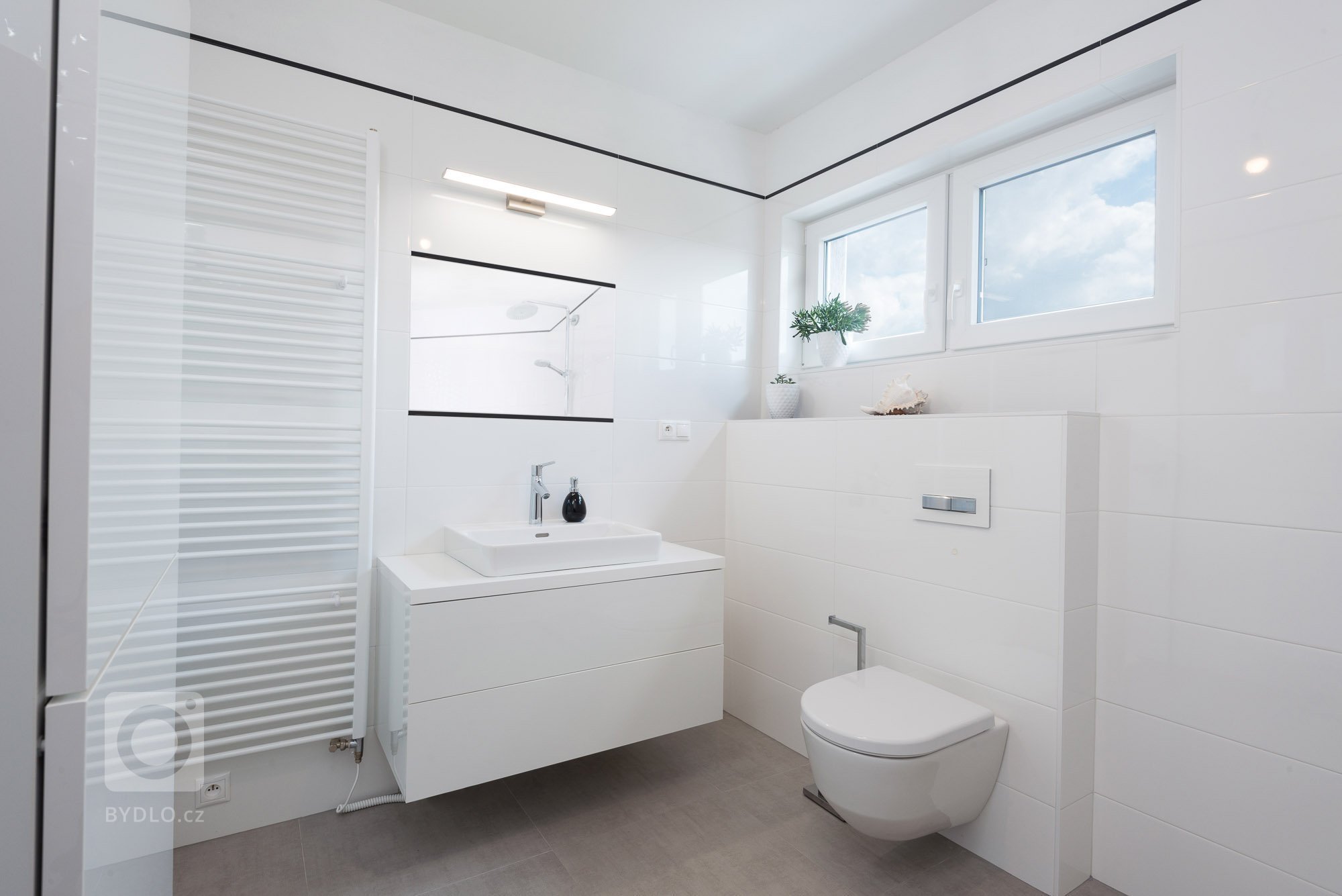 Funkčný a moderný interiér dvojdomu v Stupave v nadčasovej bielej farbe vo vysokom lesku. Použitý materiál SENOSAN.
