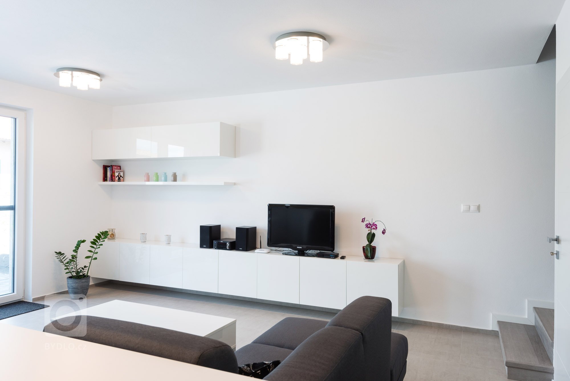 Funkčný a moderný interiér dvojdomu v Stupave v nadčasovej bielej farbe vo vysokom lesku. Použitý materiál SENOSAN.
