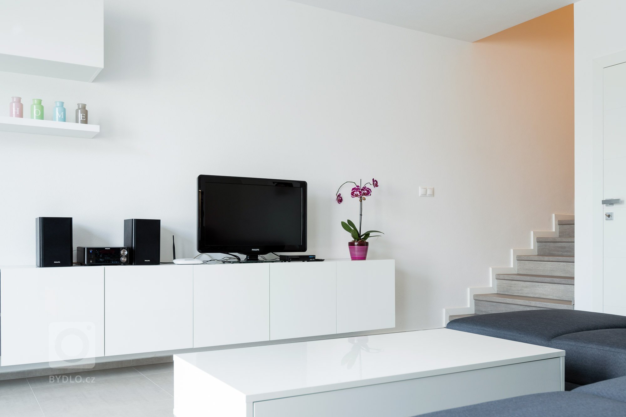 Funkčný a moderný interiér dvojdomu v Stupave v nadčasovej bielej farbe vo vysokom lesku. Použitý materiál SENOSAN.
