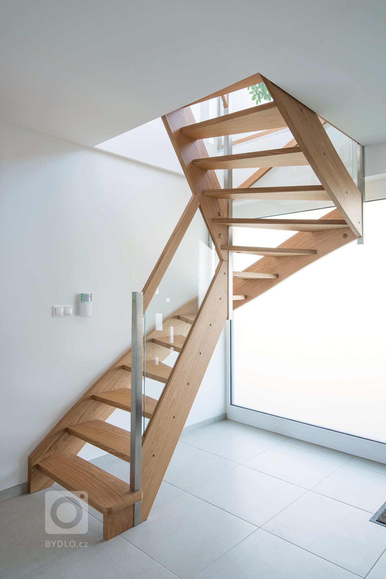 Zľahka industriálny interiér rodinného domu v Novej Dedinke pre mladú rodinu s vášňou pre drevo. Na projekte s nami spolupracoval architekt Ing. arch. Marcel…