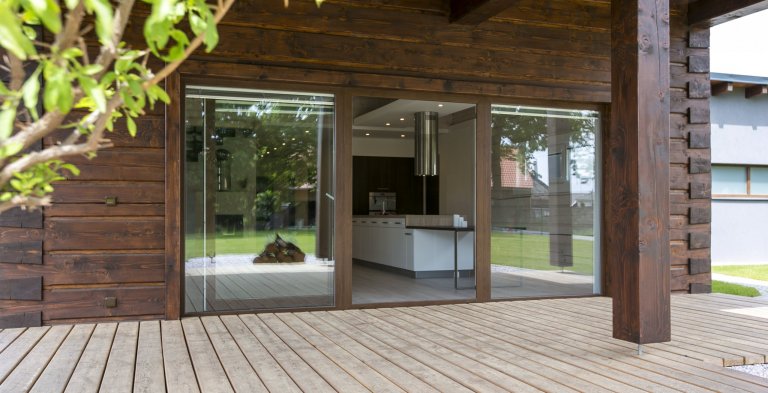 Roubenka je pro mnohé synonymem starodávného bydlení se vším, co k tomu patří. Snad každému se vybaví vůně přírodního dřeva, nábytek ze stejného materiálu a…