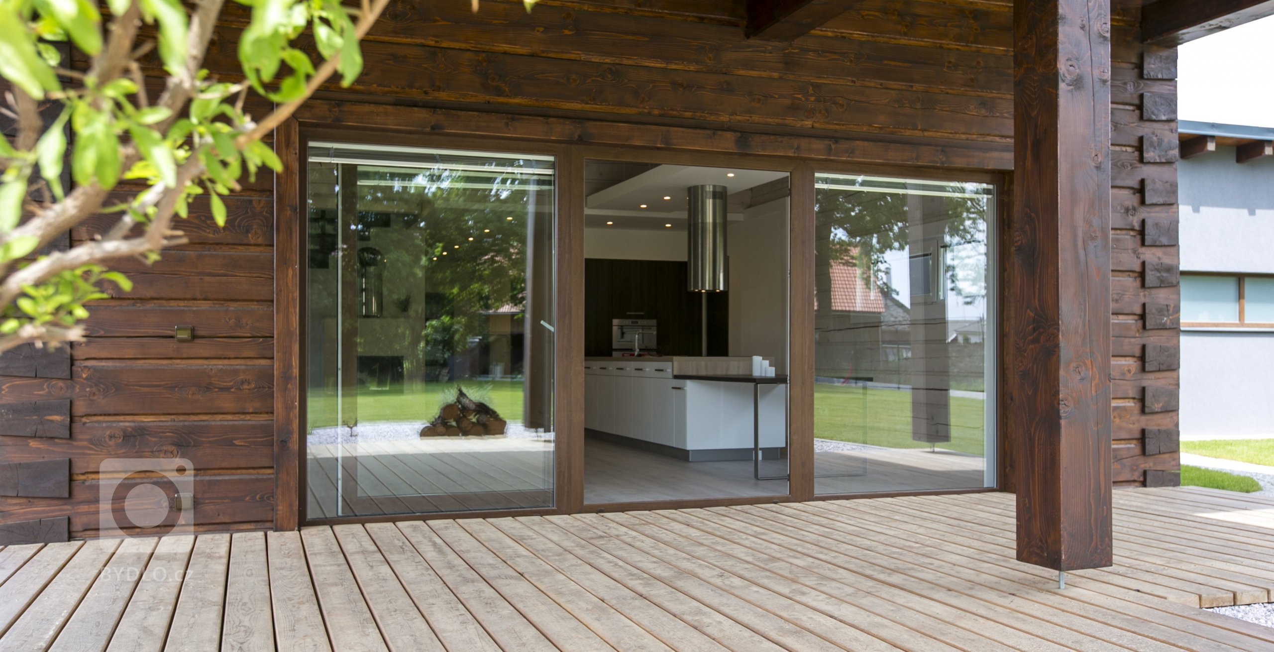 Roubenka je pro mnohé synonymem starodávného bydlení se vším, co k tomu patří. Snad každému se vybaví vůně přírodního dřeva, nábytek ze stejného materiálu a…