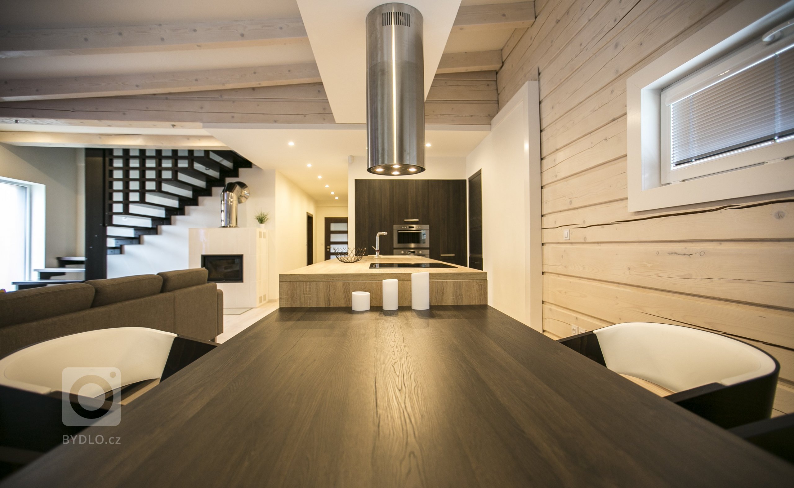 Roubenka je pro mnohé synonymem starodávného bydlení se vším, co k tomu patří. Snad každému se vybaví vůně přírodního dřeva, nábytek ze stejného materiálu a…