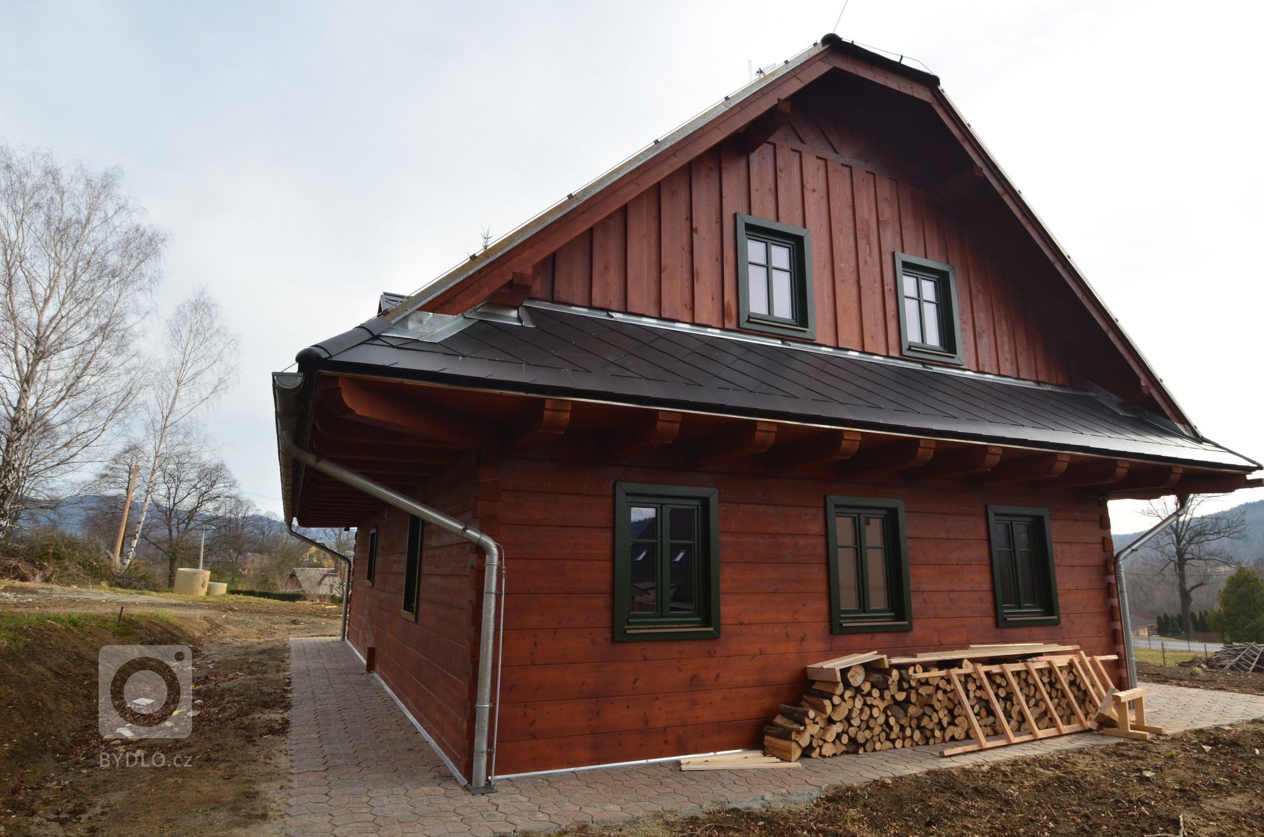 Na jihu Čech stojí tato&nbsp; nová roubenka postavená v klasickém stylu.&nbsp;
