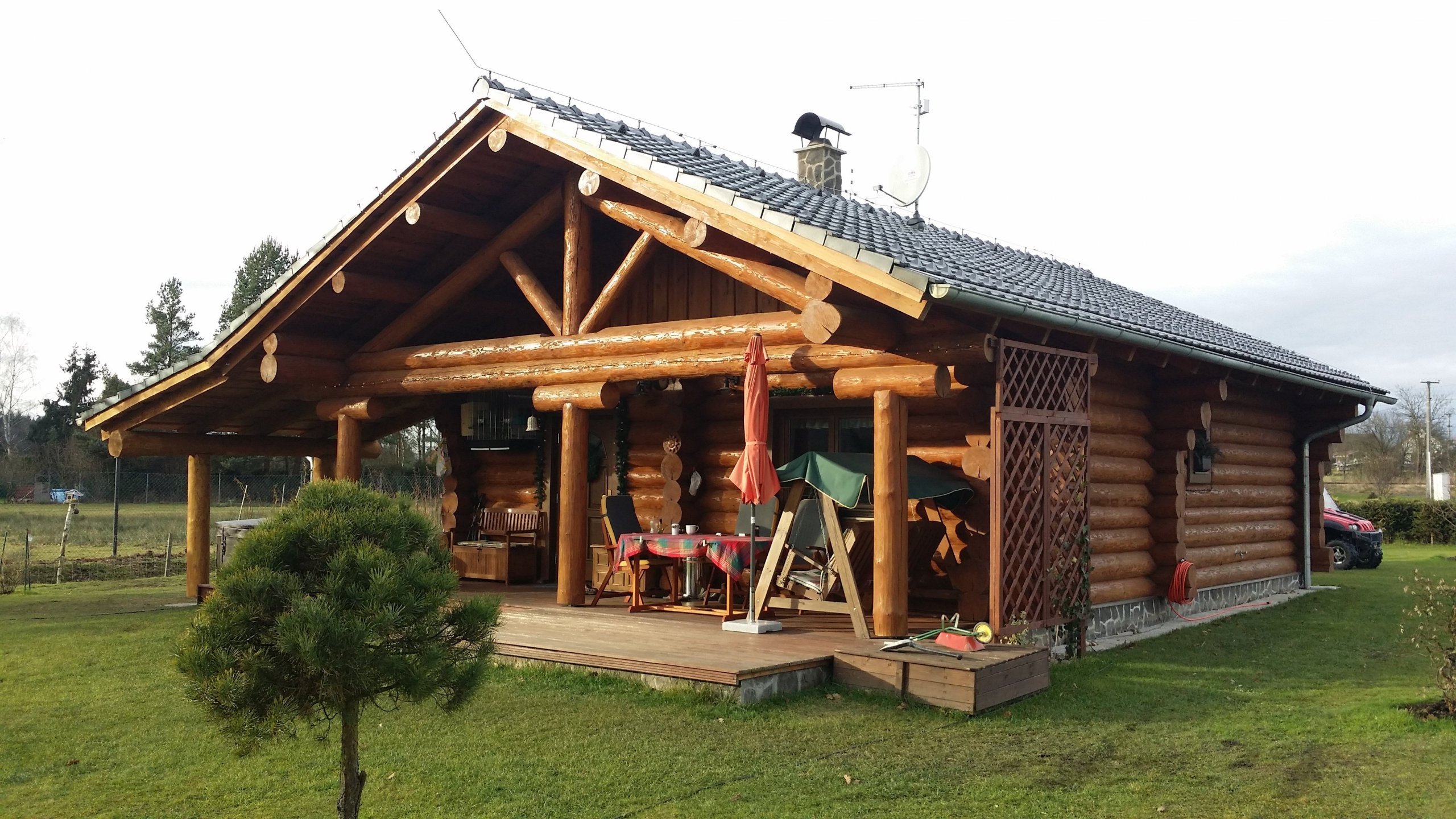 V Novohradských horách jsme postavili tento krásný přízemní srub, ze kterého se těší celá rodina. Dům slouží jako rekreační objekt.&nbsp;
