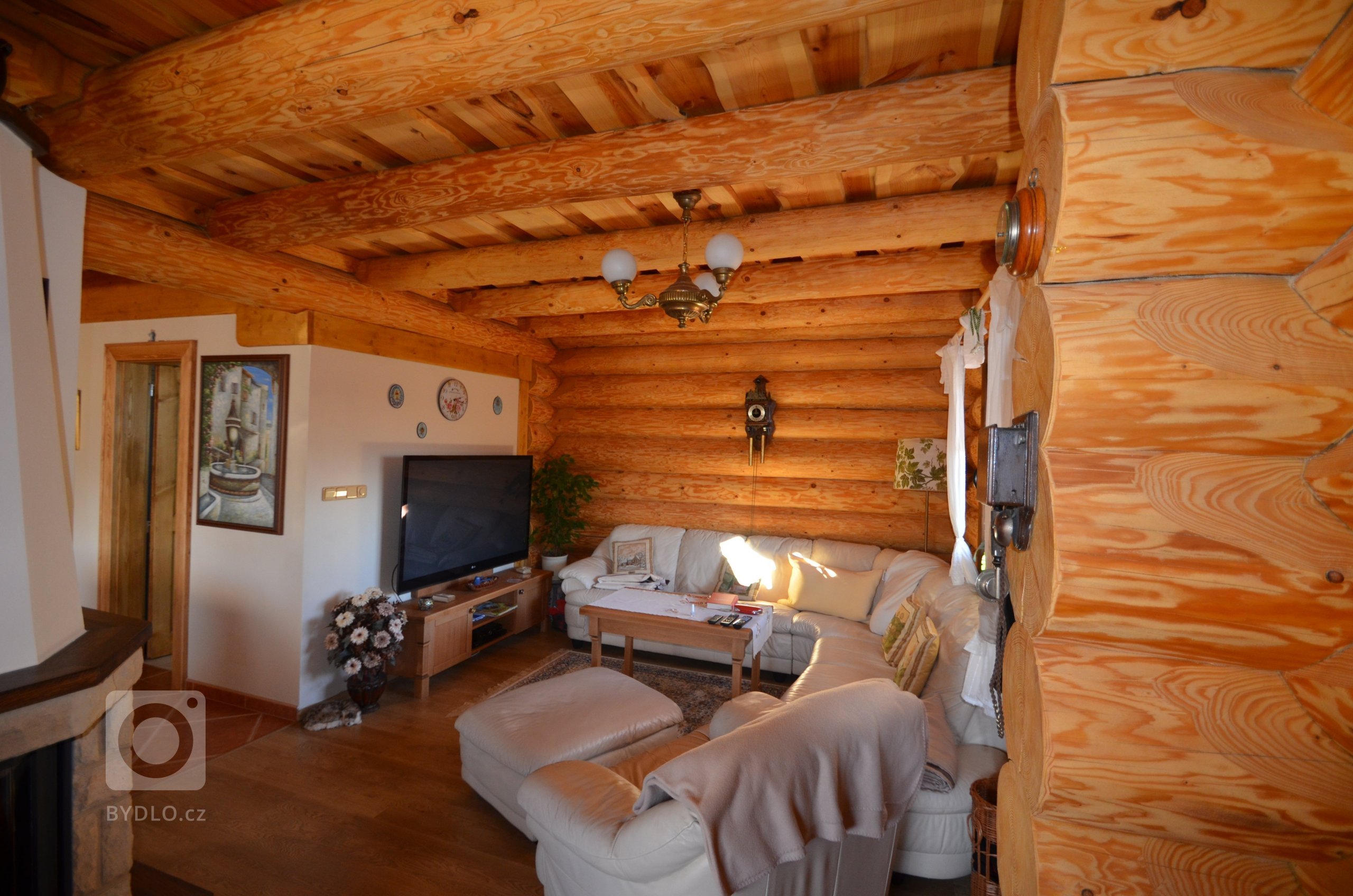 V Novohradských horách jsme postavili tento krásný přízemní srub, ze kterého se těší celá rodina. Dům slouží jako rekreační objekt.&nbsp;
