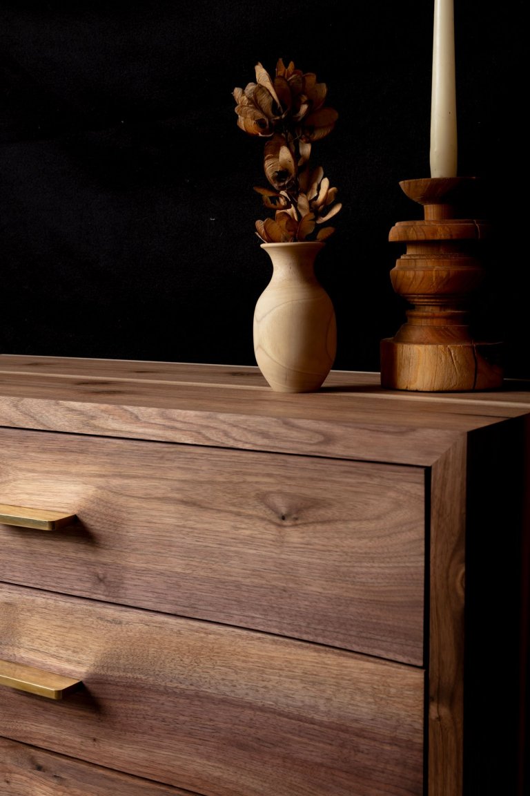 Komoda z ořechového dřeva