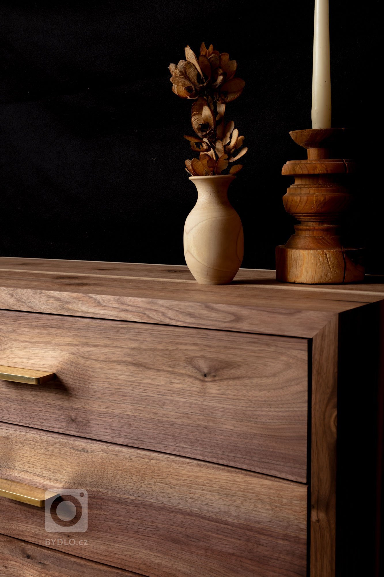 Komoda z ořechového dřeva