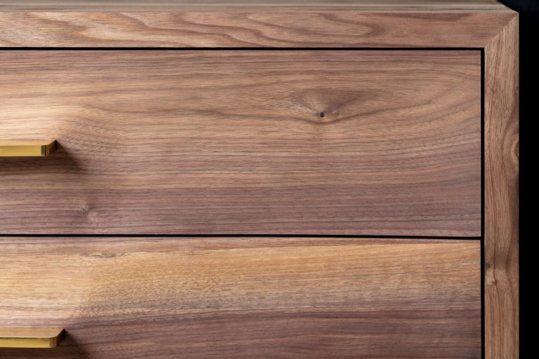 Komoda s mosaznými úchytkami