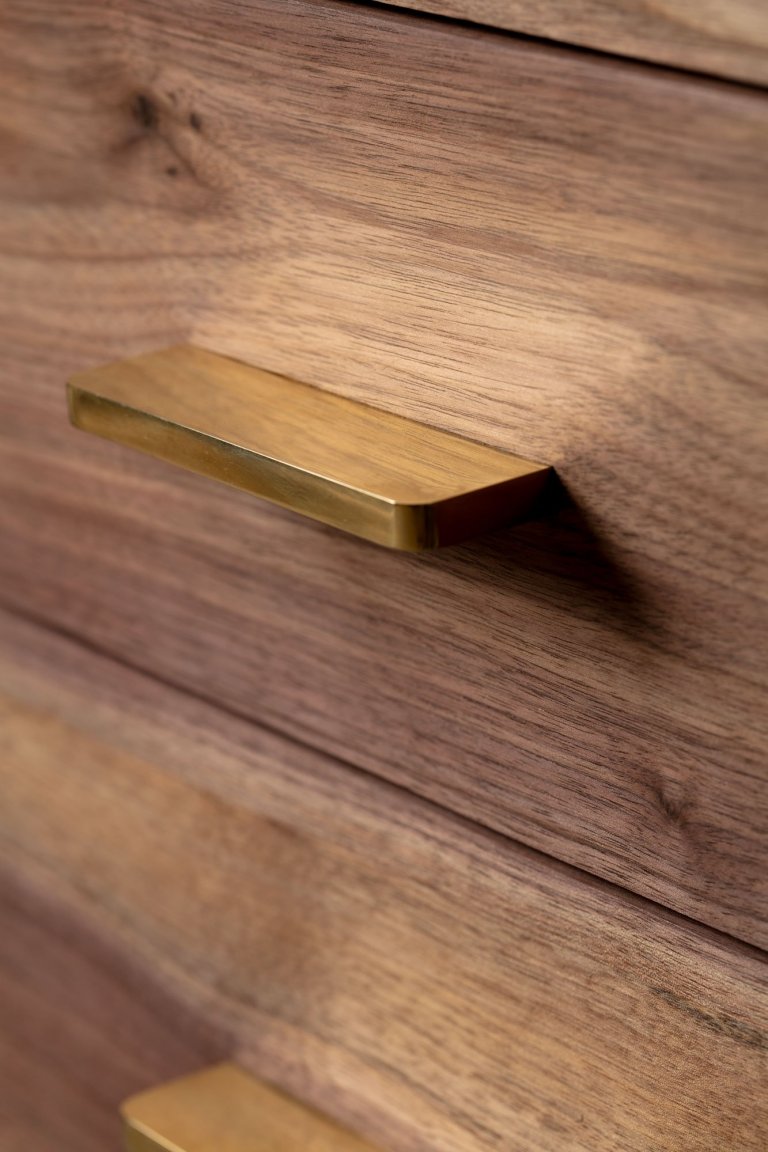 Závěsná komoda je vyrobena&nbsp;z ořechového dřeva s&nbsp;ručně vyřezávanými šuplíky s mosaznými úchytkami. Vnitřek šuplíků je z jasanového dřeva.&nbsp;

&nbsp…