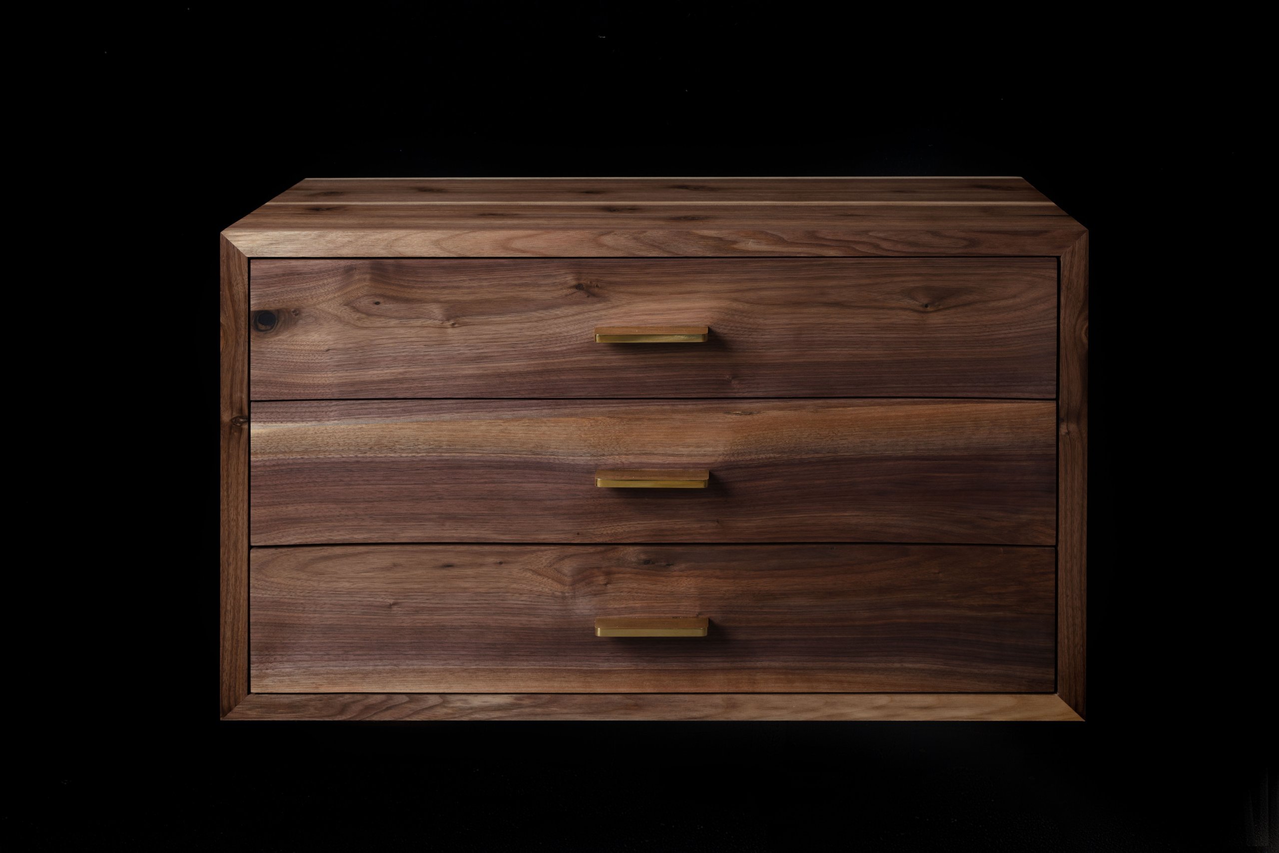 Závěsná komoda je vyrobena&nbsp;z ořechového dřeva s&nbsp;ručně vyřezávanými šuplíky s mosaznými úchytkami. Vnitřek šuplíků je z jasanového dřeva.&nbsp;

&nbsp…