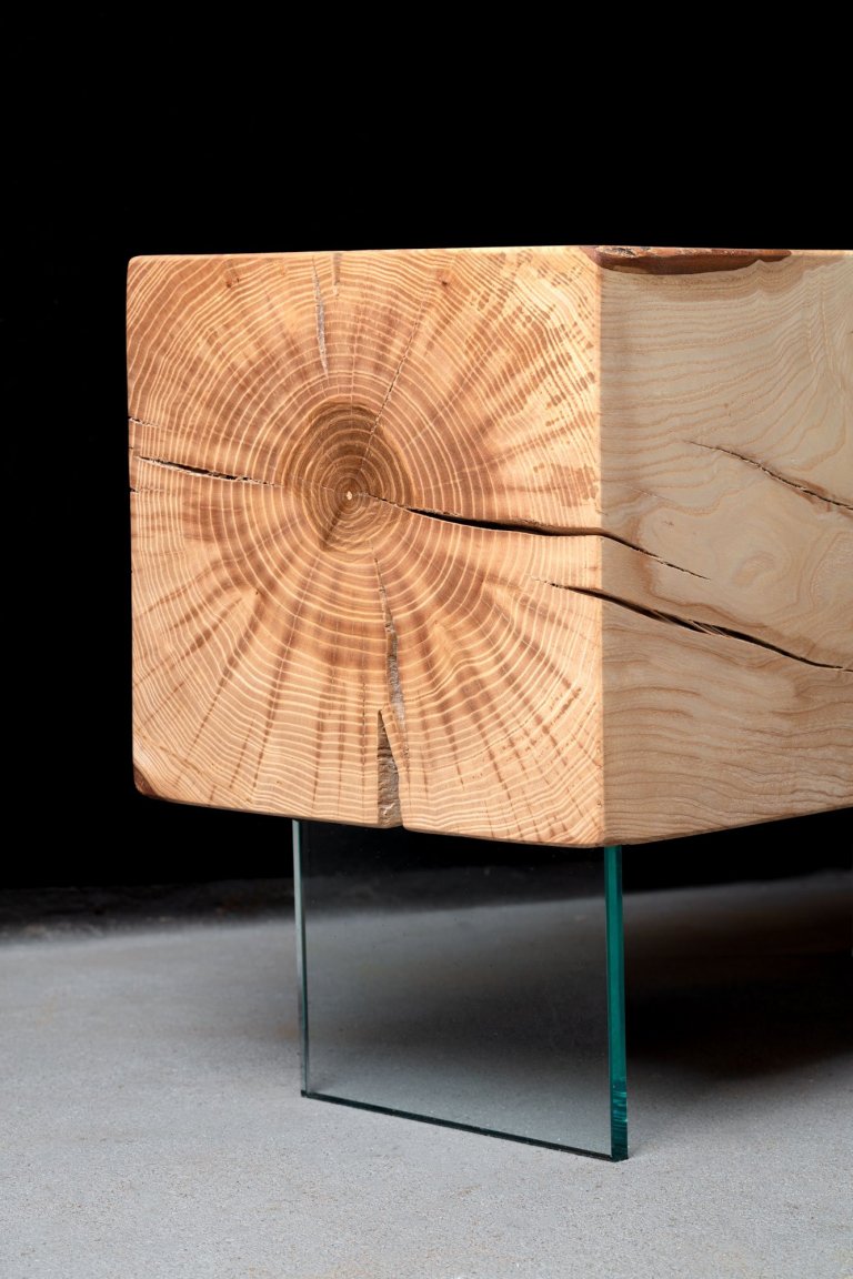 U lavice Uperia jsme si pohráli s kombinací jasanového hranolu se sklem, díky kterému bude robustní kus dřeva působit lehce a elegantně.

Každá lavice Uperia…