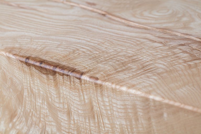 U lavice Uperia jsme si pohráli s kombinací jasanového hranolu se sklem, díky kterému bude robustní kus dřeva působit lehce a elegantně.

Každá lavice Uperia…