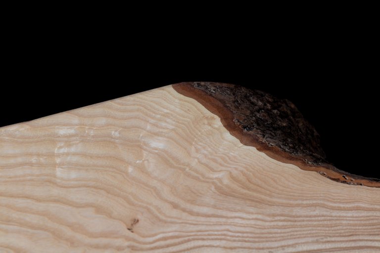 U lavice Uperia jsme si pohráli s kombinací jasanového hranolu se sklem, díky kterému bude robustní kus dřeva působit lehce a elegantně.

Každá lavice Uperia…