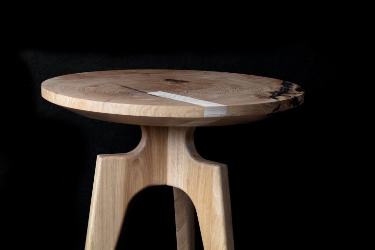 Designový stolek z dubového dřeva