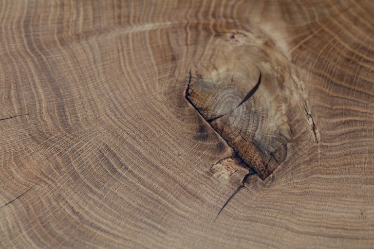 Stolek Ughi z naší kolekce ukazuje na nedokonalosti/dokonalosti přírody. Oválná deska je vyrobená z&nbsp; jediného kusu příčného řezu staletým dubovým kmenem…