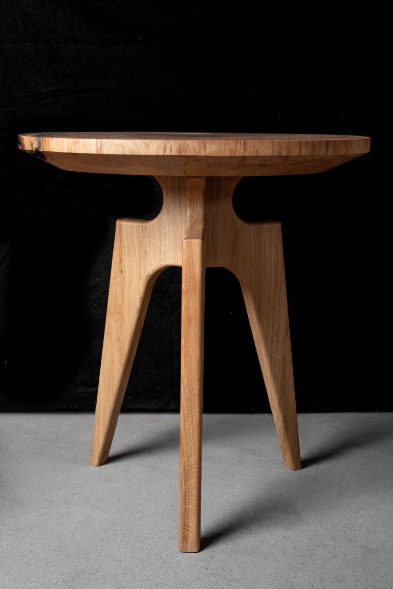 Stolek Ughi z naší kolekce ukazuje na nedokonalosti/dokonalosti přírody. Oválná deska je vyrobená z&nbsp; jediného kusu příčného řezu staletým dubovým kmenem…