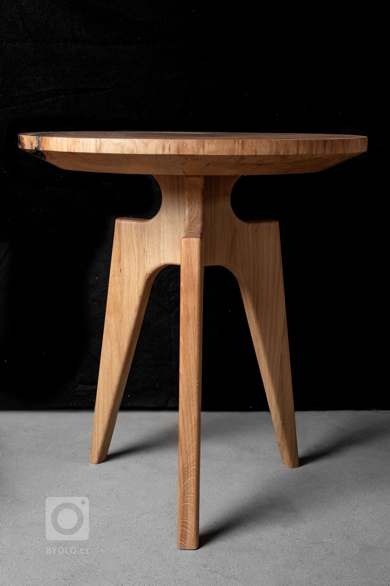 Stolek Ughi z naší kolekce ukazuje na nedokonalosti/dokonalosti přírody. Oválná deska je vyrobená z&nbsp; jediného kusu příčného řezu staletým dubovým kmenem…