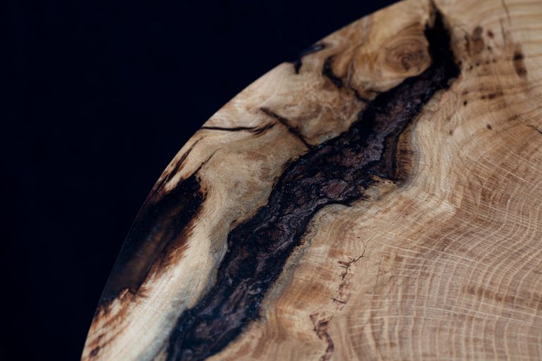 Stolek Ughi z naší kolekce ukazuje na nedokonalosti/dokonalosti přírody. Oválná deska je vyrobená z&nbsp; jediného kusu příčného řezu staletým dubovým kmenem…