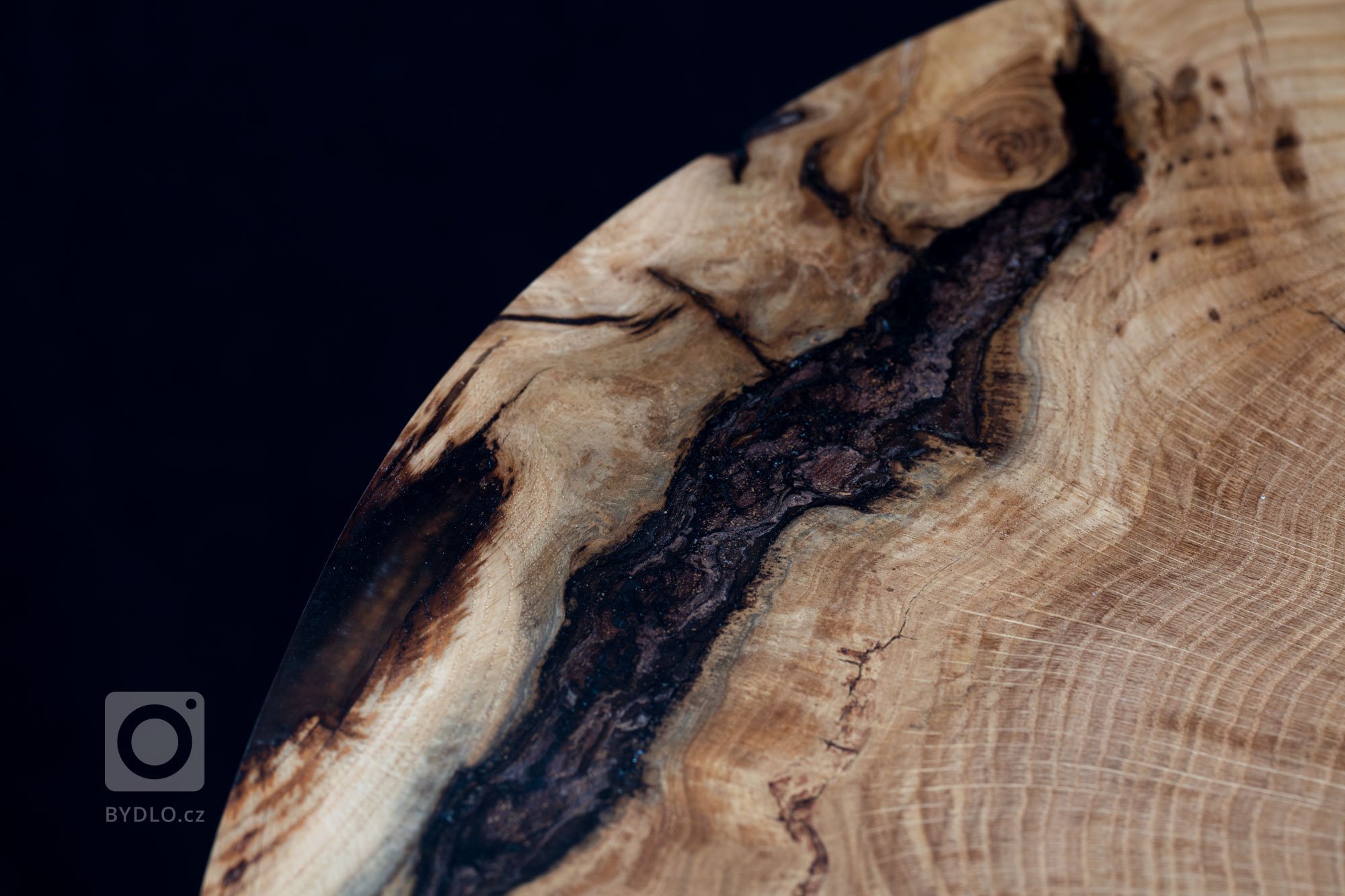 Stolek Ughi z naší kolekce ukazuje na nedokonalosti/dokonalosti přírody. Oválná deska je vyrobená z&nbsp; jediného kusu příčného řezu staletým dubovým kmenem…