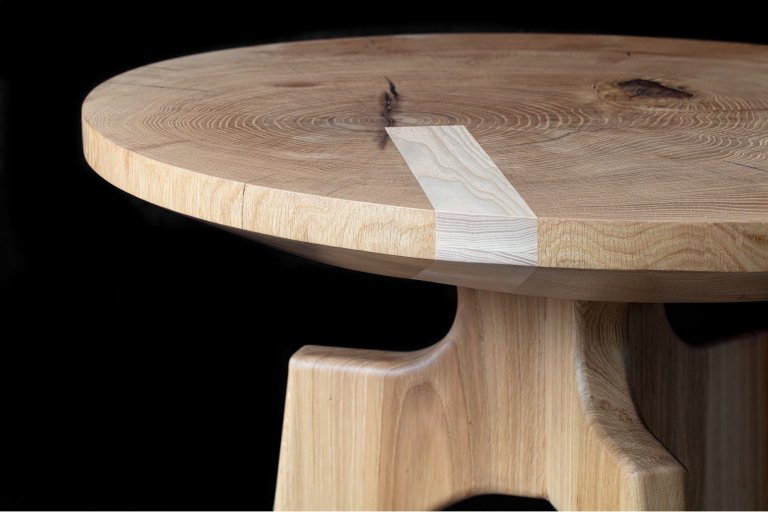 Stolek Ughi z naší kolekce ukazuje na nedokonalosti/dokonalosti přírody. Oválná deska je vyrobená z&nbsp; jediného kusu příčného řezu staletým dubovým kmenem…