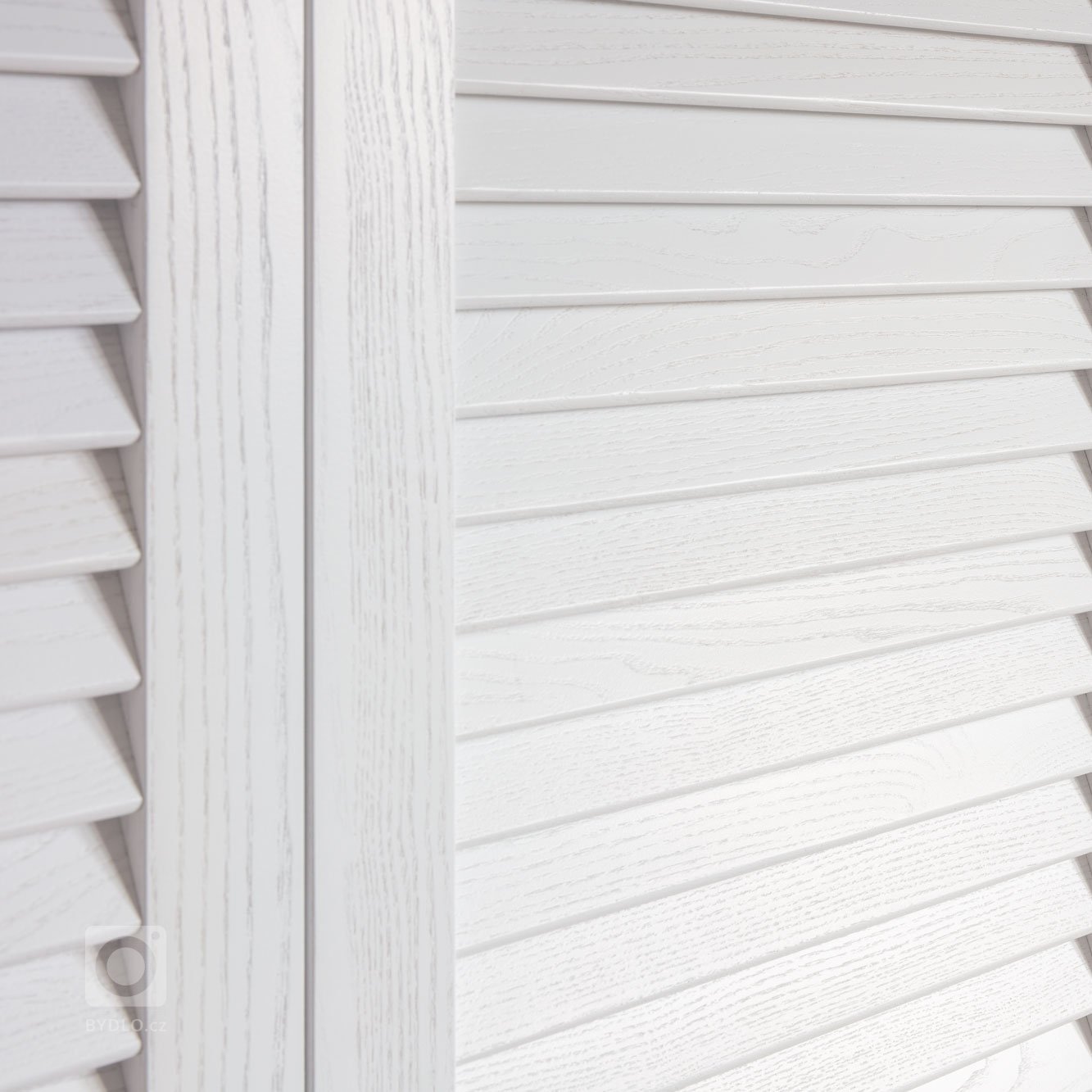 Výhodou lamelových dveří je trvalé odvětrávání prostoru, proto jsou ideální volbou k šatní skříni, předsíňové stěně, zakrytí pračky apod. . Pro zachování přírodního vzhledu ošetřujeme dřevo tvrdým voskovým olejem, případně barvou jakou si vyberete dle vzorníku RAL.

 

Také máte zájem o výrobu lamelových dveří? Napište nám a určitě najdeme ideální řešení.

 