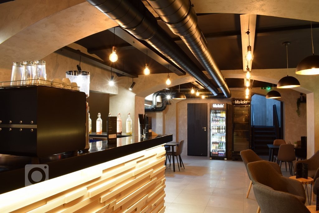 Realizace betonových stěrek v klubu na Smíchově dle požadavků investora.
