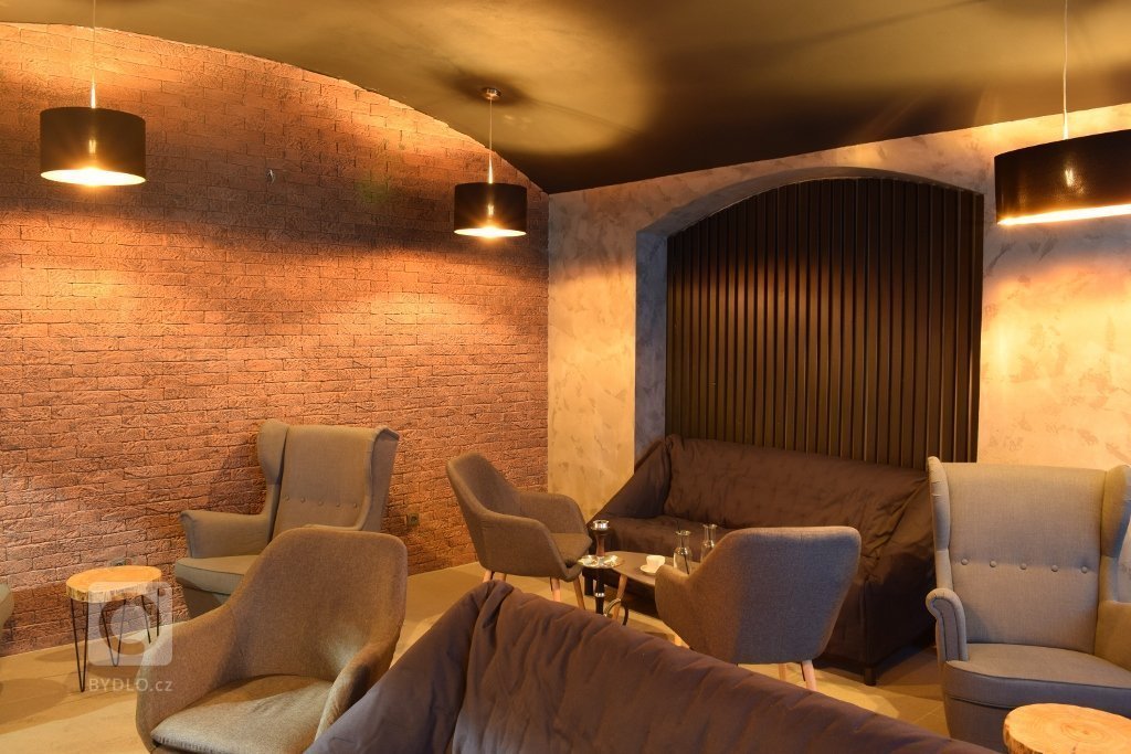 Realizace betonových stěrek v klubu na Smíchově dle požadavků investora.
