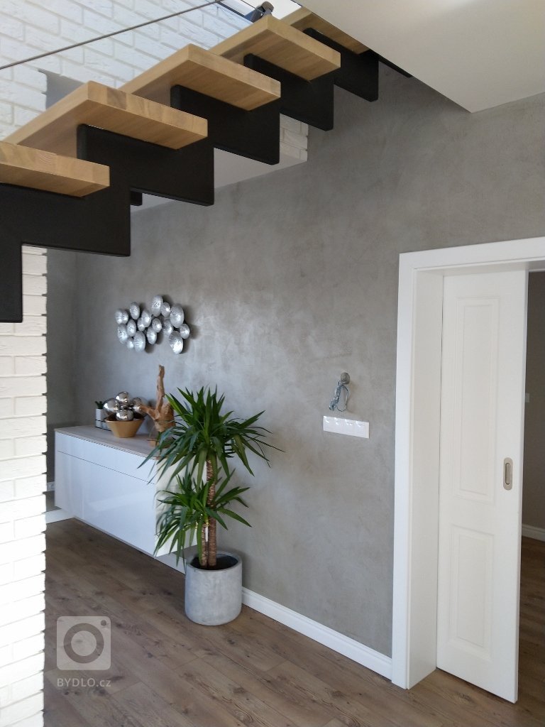 Realizace betonové stěrky v RD nedaleko Hradce Králové. Odstín a design stěrky na míru dle přání zákazníka. Realizace probíhala v několika etapách s ohledem na…