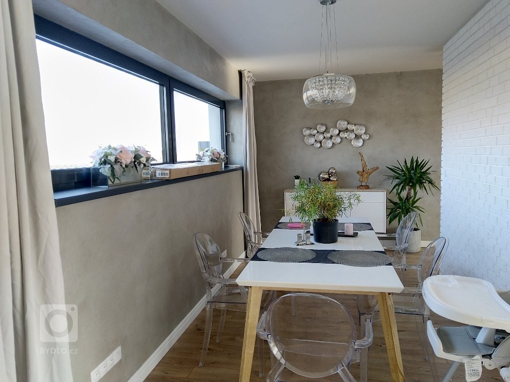 Realizace betonové stěrky v RD nedaleko Hradce Králové. Odstín a design stěrky na míru dle přání zákazníka. Realizace probíhala v několika etapách s ohledem na…