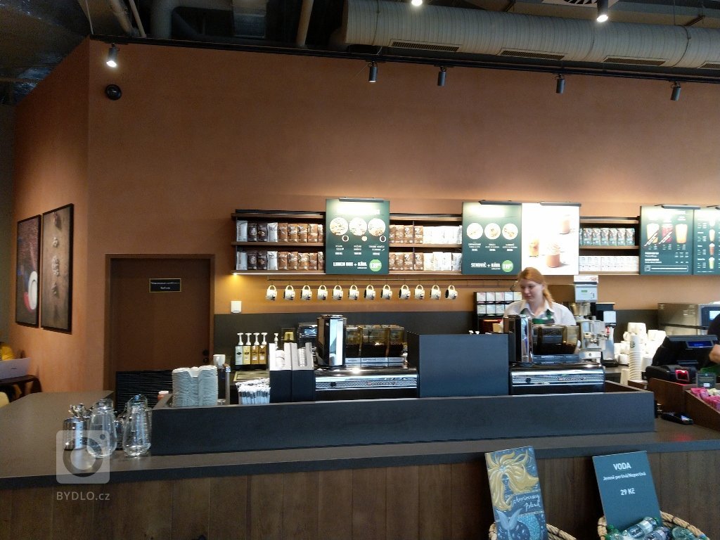 Dle přesného zadání architektů na odstín a techniku dekorativní stěrky bylo realizováno v nově vznikajícím interiéru kavárny Starbucks v Liberci.
