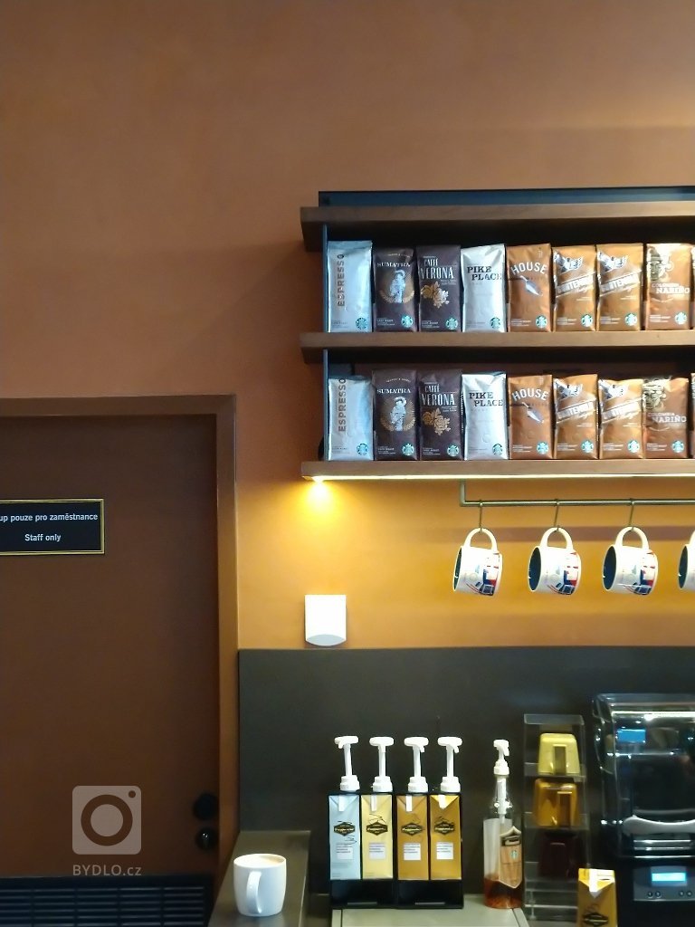 Dle přesného zadání architektů na odstín a techniku dekorativní stěrky bylo realizováno v nově vznikajícím interiéru kavárny Starbucks v Liberci.
