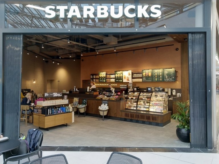 Dle přesného zadání architektů na odstín a techniku dekorativní stěrky bylo realizováno v nově vznikajícím interiéru kavárny Starbucks v Liberci.
