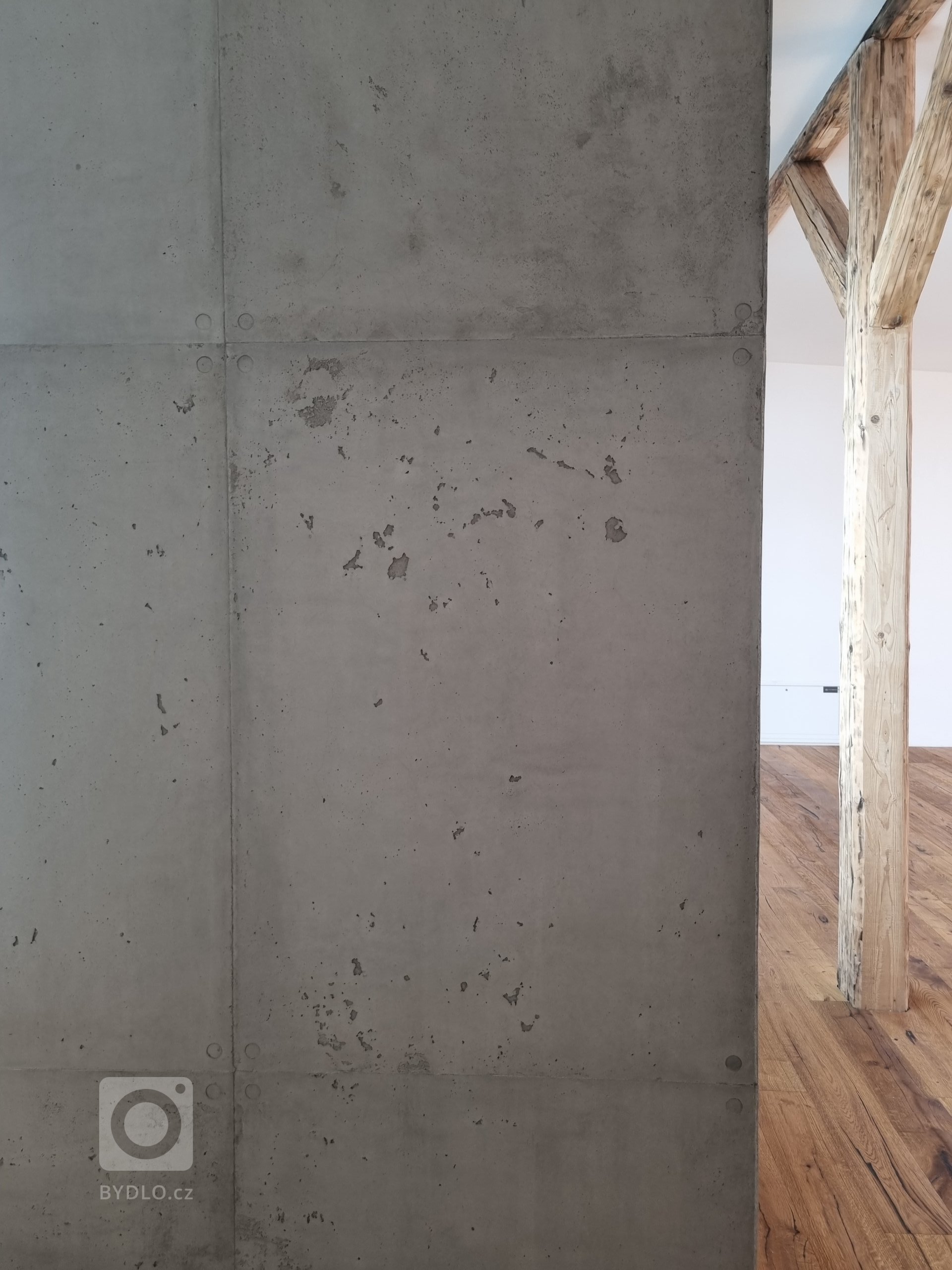 Pojďte s námi nahlédnout do bytového domu v Chomutově, kde jsme vytvořili ohromující imitaci litého betonu s označením CEM7.
&nbsp;

Co je imitace litého…