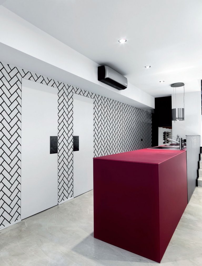 Reliéfní betonová stěrka v designu diagonálních cihliček